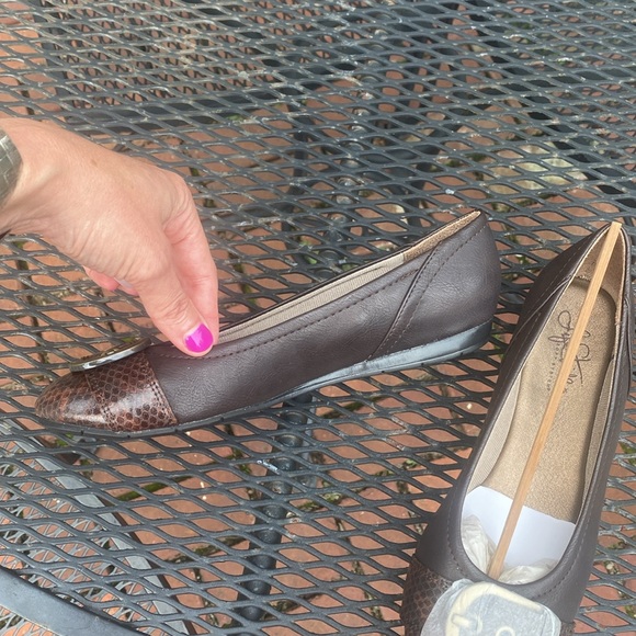 Brown office flats - brand new - Picture 2 of 4